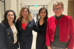 Bekijk recensie van de try-out op InRijswijk.com Try-out 17-02-2025 in Rijswijk; vlnr Huri Sahin, burgemeester Rijswijk, Barbara Kuijper (trainer), Songül Mutluer (GroenLinks PvdA, Tweede Kamer), Marian Stoppelenburg (trainer)