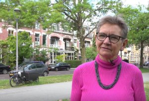 Fenna Monteiro spreekt met Yesim Candan, Songül Mutluer, Wim Hertgers en Marian Stoppelenburg over de 'rode vlaggen', signalen voor dreigende femicide.